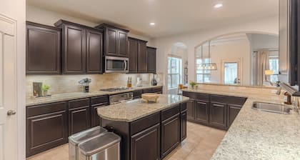 Spacious Family Retreat + Fire Pit + New Decor