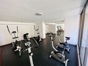 Fitness facility - Apartamento con estacionamiento en Bellas Artes (Santiago)