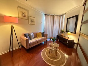 Living area - Apartamento con estacionamiento en Bellas Artes (Santiago)