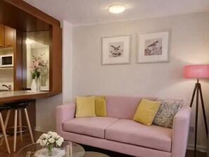 Living area - Apartamento con estacionamiento en Bellas Artes (Santiago)