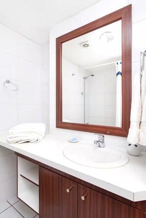 Shower, hair dryer, towels, soap - Apartamento Bellas Artes, Lastarrias, Santa Lucía (Santiago)