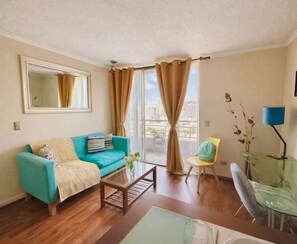 Living area - Departamento en Bellas Artes con A/C y vistas (Santiago)
