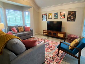 Unclassified image, 5 of 16, button - 3BR NEW! Stylish Home in Cedar Park • Arcade & Fireplace - Sleeps 10 (Cedar Park)