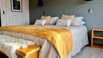 Een kluis op de kamer, een bureau, een laptopwerkplek