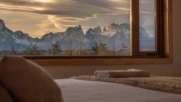 Una cassaforte in camera, una scrivania, postazione laptop