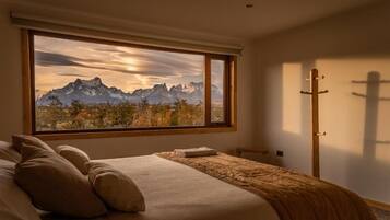 Standaard kamer, 1 twee- of 2 eenpersoonsbedden, uitzicht op bergen | Een kluis op de kamer, een bureau, een laptopwerkplek