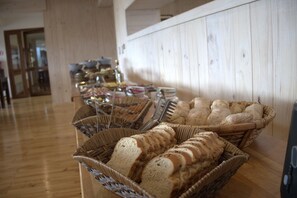 Free daily buffet breakfast - Pampa Lodge (Torres del Paine)