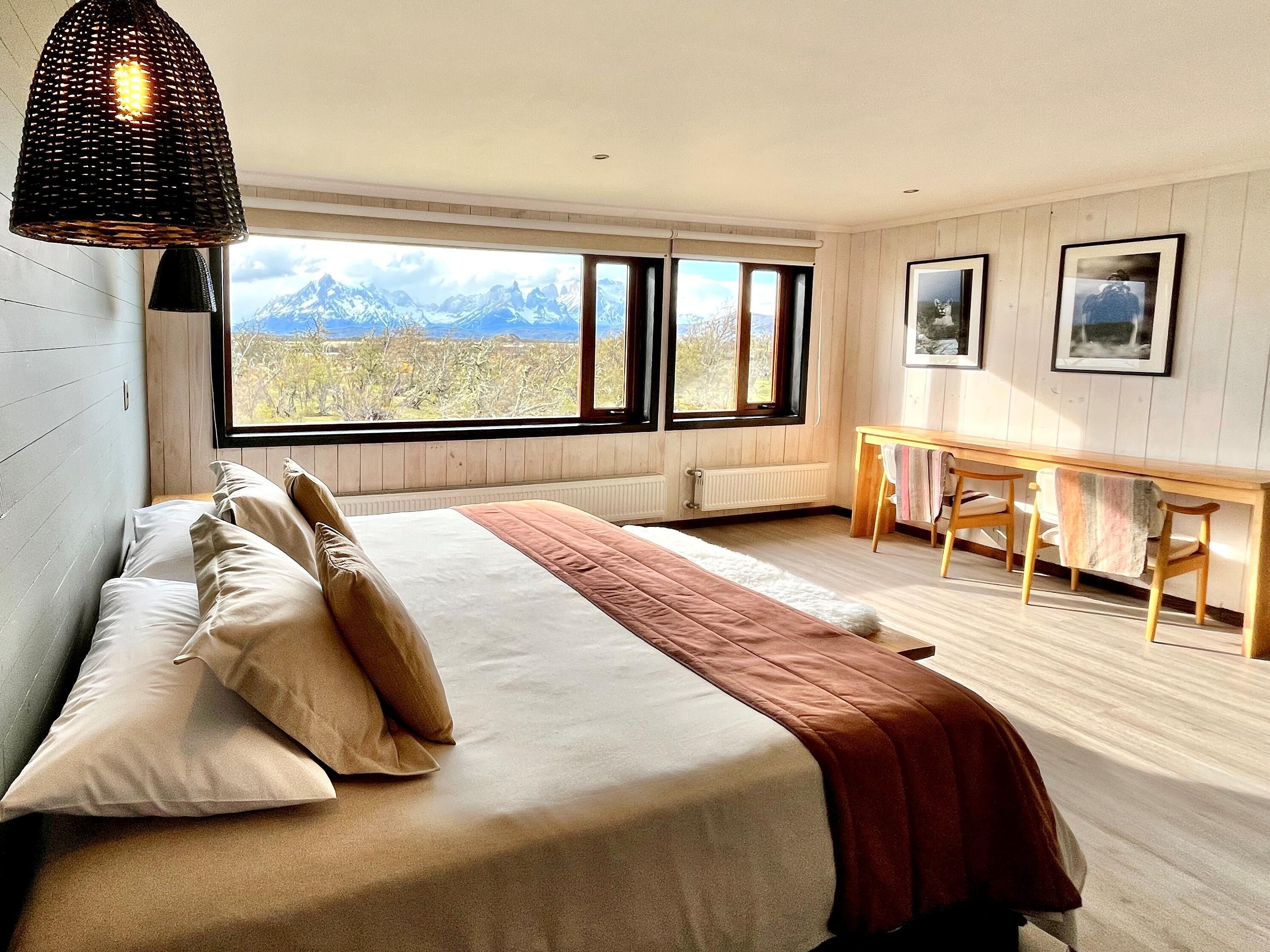 客房内保险箱、办公桌、笔记本电脑工作区、遮光窗帘