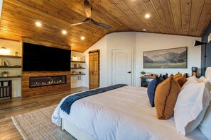 4 bedrooms, desk, iron/ironing board, travel cot - Htd Pool-Hot Tub-Fire Pit-Fenced Yard-Dogs Welcome (Greer)