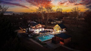 Una propiedad residencial con piscina, varias casas y una zona de terraza.
