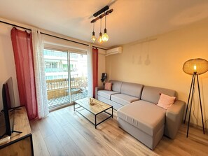 TV - Modern apartment with terrace - ideal location (Cagnes-sur-Mer)