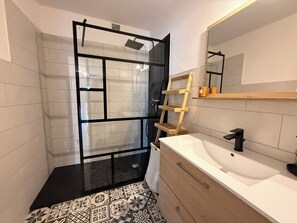 Shower, towels - Modern apartment with terrace - ideal location (Cagnes-sur-Mer)