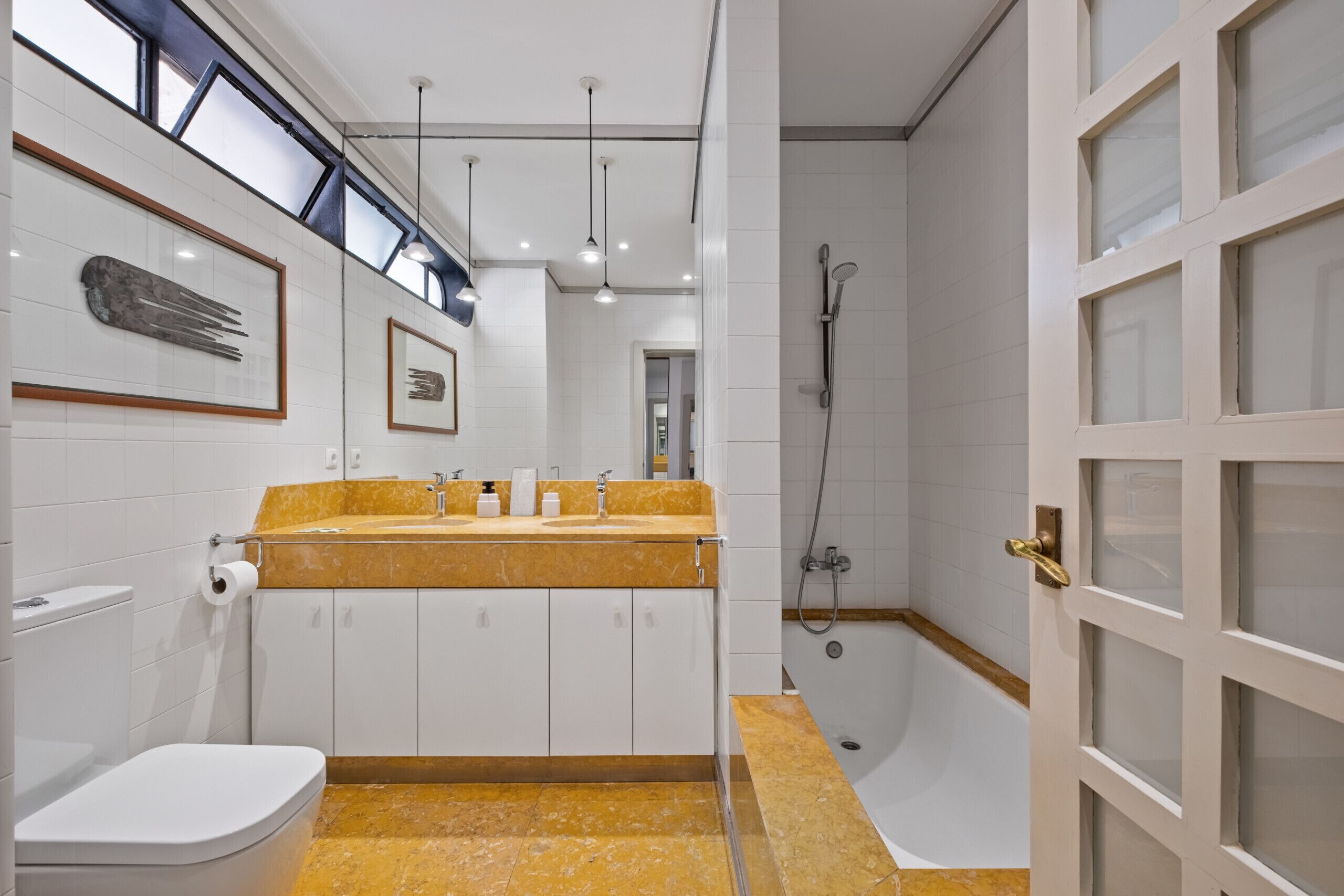 Sèche-cheveux, bidet, serviettes fournies
