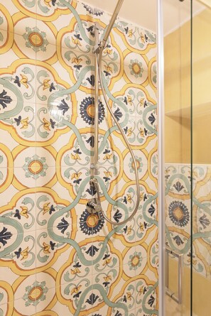 Shower, hair dryer, bidet, towels - Sea view apartment Chiaia 150 near metro line 6 (Napoli)