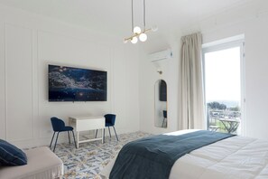 Unclassified image, 3 of 24, button - Sea view apartment Chiaia 150 near metro line 6 (Napoli)