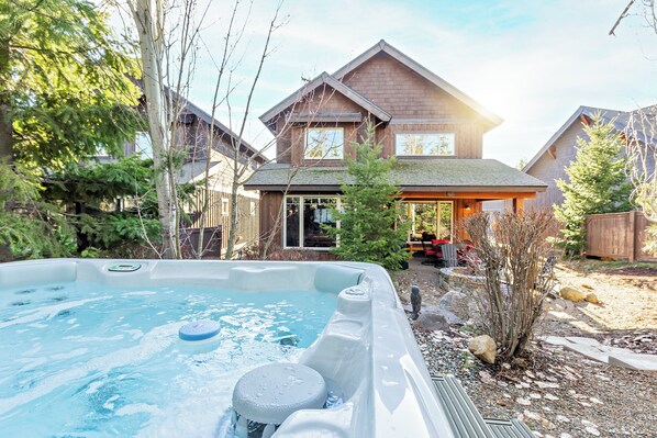 Outdoor spa tub - Whispering Pines at Sweet Shop Lane (Cle Elum)
