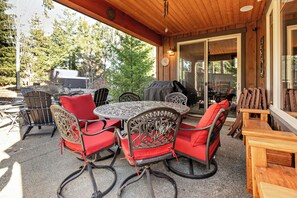 Outdoor dining - Whispering Pines at Sweet Shop Lane (Cle Elum)
