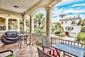 Outdoor dining - Summer Blast!  Wonderful 4-BR House - Easy Beach Access - Pet Friendly! (Destin)