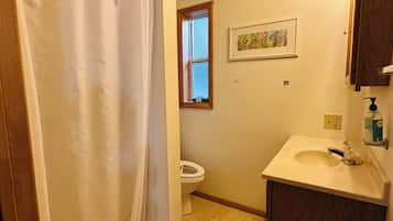 SĂšche-cheveux, serviettes fournies, savon, papier toilette