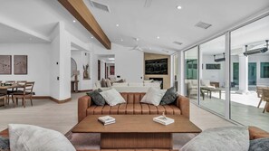 Televisión, chimenea, estéreo y oficina 