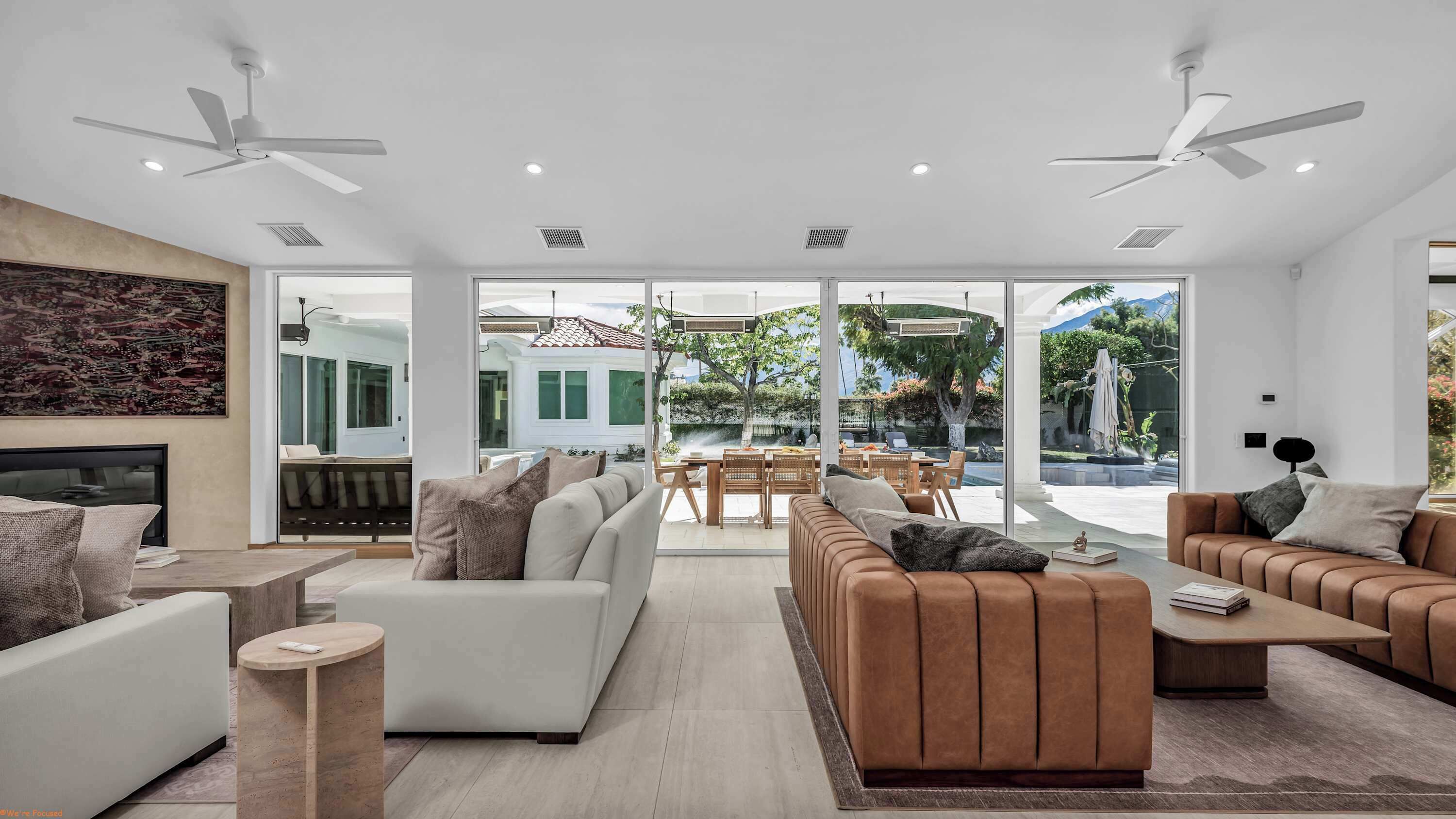 Televisie, een open haard, een stereo en een kantoor