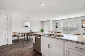 Fridge, microwave, oven, stovetop - Large 3BR Private Condo, Surfside, Beautiful Decor (Surfside Beach)