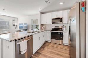 Fridge, microwave, oven, stovetop - Large 3BR Private Condo, Surfside, Beautiful Decor (Surfside Beach)