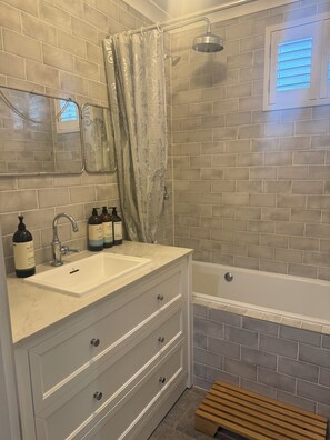 Unclassified image, 5 of 8, button - Bardon Stay (Bardon)