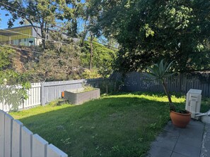 Unclassified image, 2 of 8, button - Bardon Stay (Bardon)