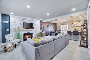 TV, fireplace - Family-Friendly 3BR Home with Pool near Poconos Retreat (Tobyhanna)