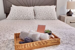 3 habitaciones, tabla de planchar con plancha, wifi y ropa de cama 