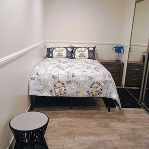 1 bedroom, iron/ironing board, WiFi, bed sheets - Terrific 1-bedroom studio with AC in charming Downey (Downey)