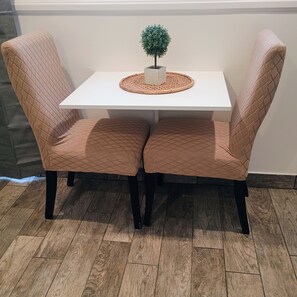 Dining - Terrific 1-bedroom studio with AC in charming Downey (Downey)