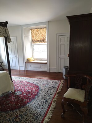 Unclassified image, 4 of 11, button - Queen room 2 guests shared bathroom upstairs (Washington)