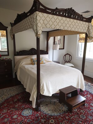 Unclassified image, 2 of 11, button - Queen room 2 guests shared bathroom upstairs (Washington)