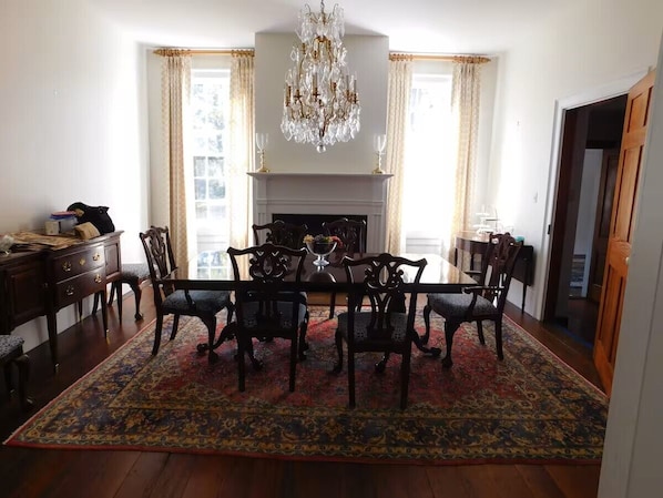 Unclassified image, 1 of 11, button - Queen room 2 guests shared bathroom upstairs (Washington)