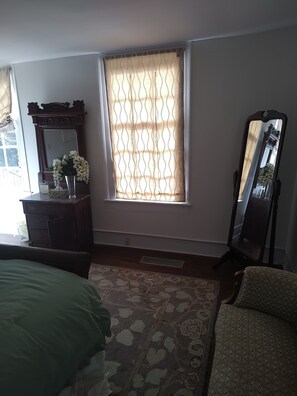Unclassified image, 3 of 6, button - Magnolia bedroom Queen downstairs private bathroom (Washington)