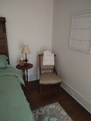 Unclassified image, 5 of 6, button - Magnolia bedroom Queen downstairs private bathroom (Washington)