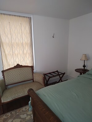 Unclassified image, 4 of 6, button - Magnolia bedroom Queen downstairs private bathroom (Washington)