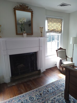 Unclassified image, 3 of 9, button - Edwards bedroom double bed (Washington)