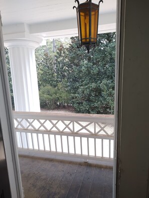 Unclassified image, 5 of 9, button - Dubose bedroom upstairs shared bathroom (Washington)