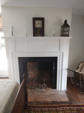 Unclassified image, 3 of 6, button - 2 twin bedroom shared bathroom (Washington)