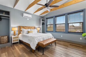 2 bedrooms, iron/ironing board, WiFi, bed sheets - Stylish Beach Walk with Hot Tub (Waveland)
