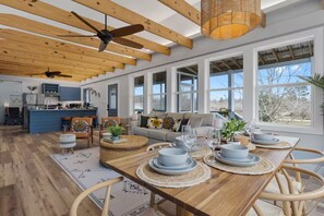 Dining - Stylish Beach Walk with Hot Tub (Waveland)