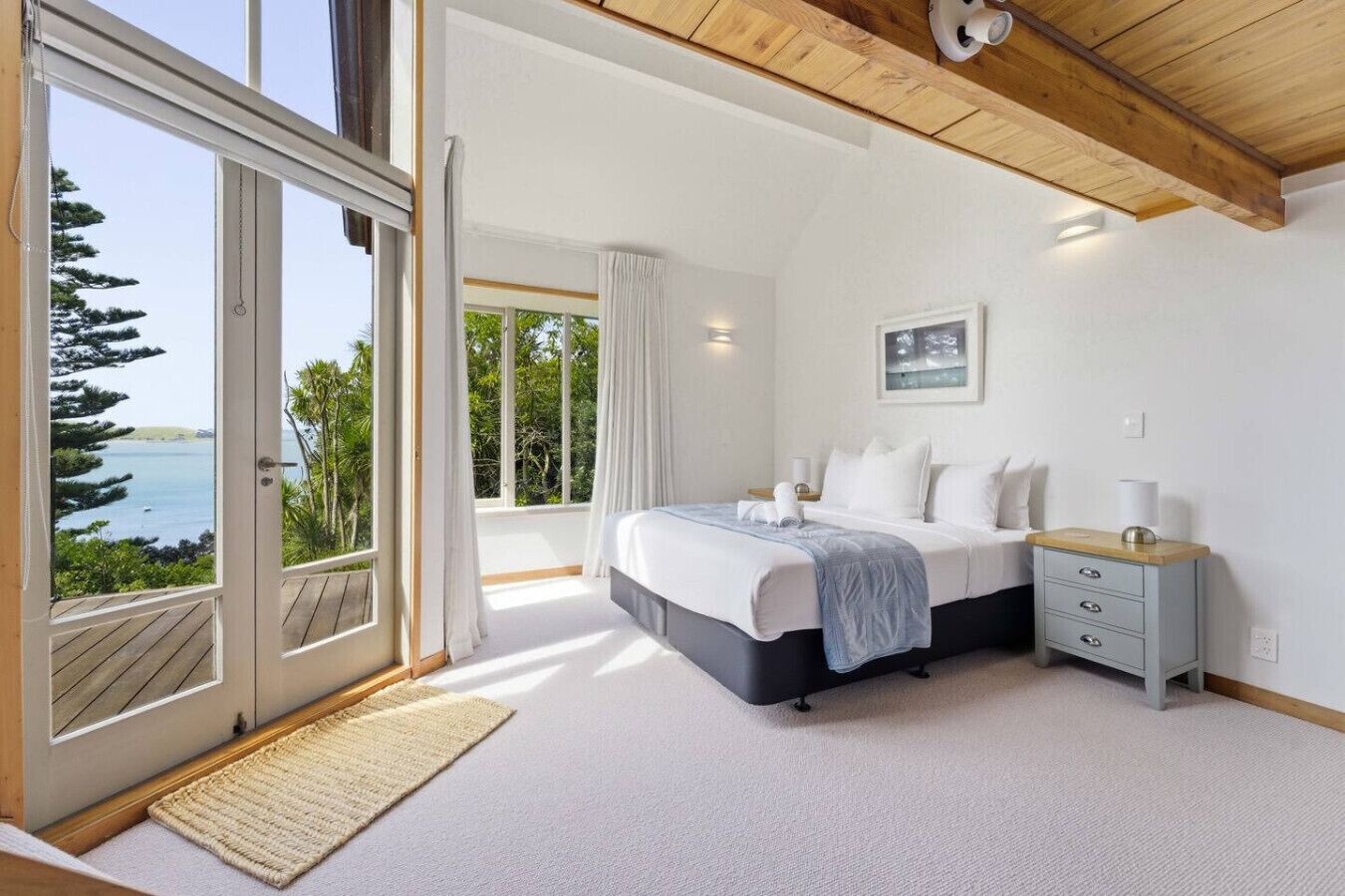 4 bedrooms, desk, iron/ironing board, WiFi