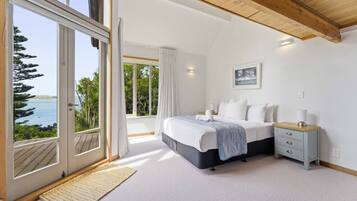 4 bedrooms, desk, iron/ironing board, WiFi