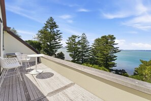 Outdoor dining - Spacious Coastal Estate with Sauna and Sea Views﻿ (Auckland Central)