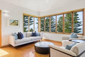 TV, fireplace, books, offices - Spacious Coastal Estate with Sauna and Sea Views﻿ (Auckland Central)