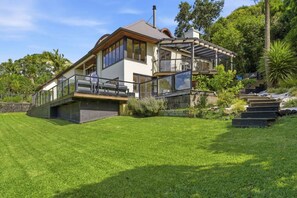 Exterior - Spacious Coastal Estate with Sauna and Sea Views﻿ (Auckland Central)