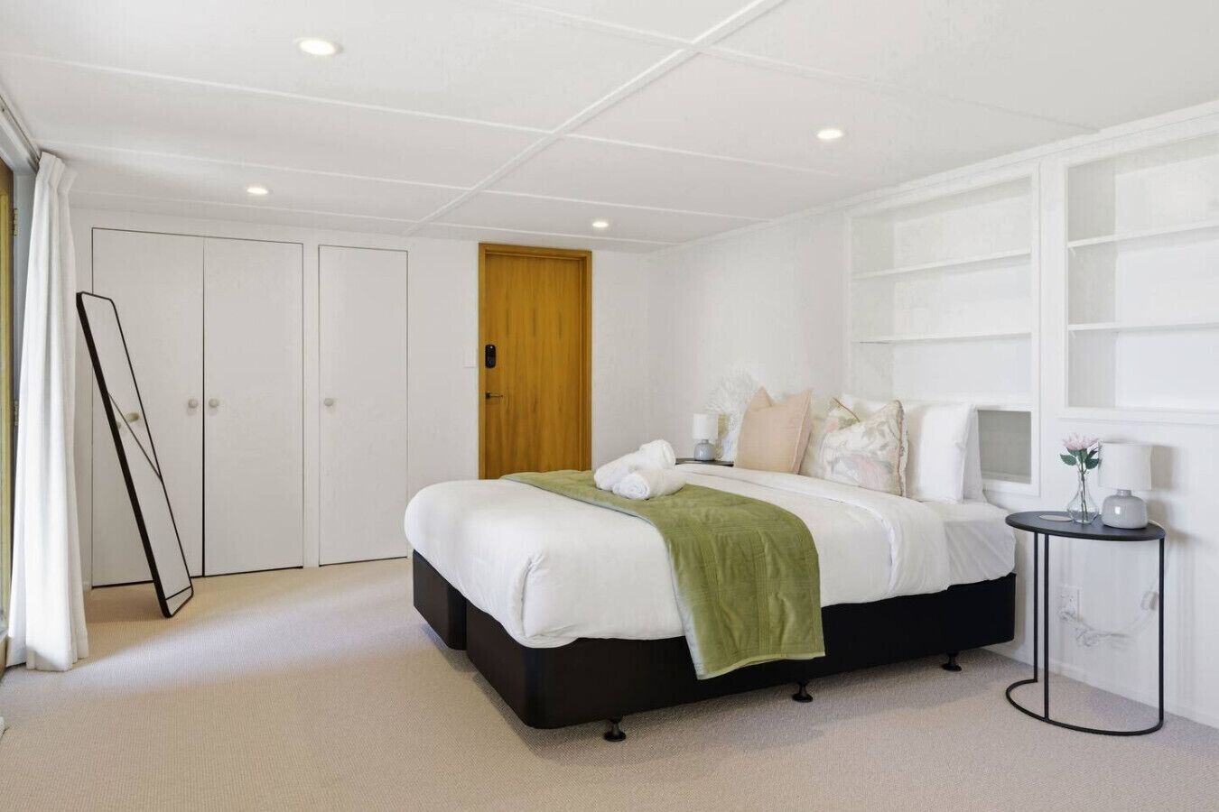 4 bedrooms, desk, iron/ironing board, WiFi